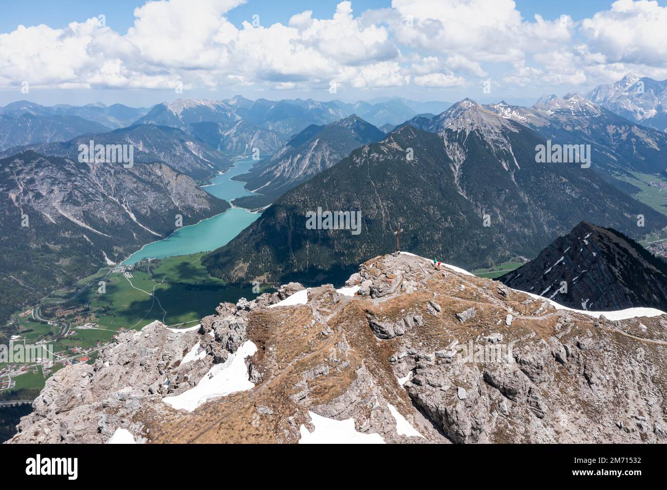 Veduta aerea, panorama montano, vista da Thaneller a Plansee e Alpi Lechtal orientali, Tirolo, Austria Foto Stock