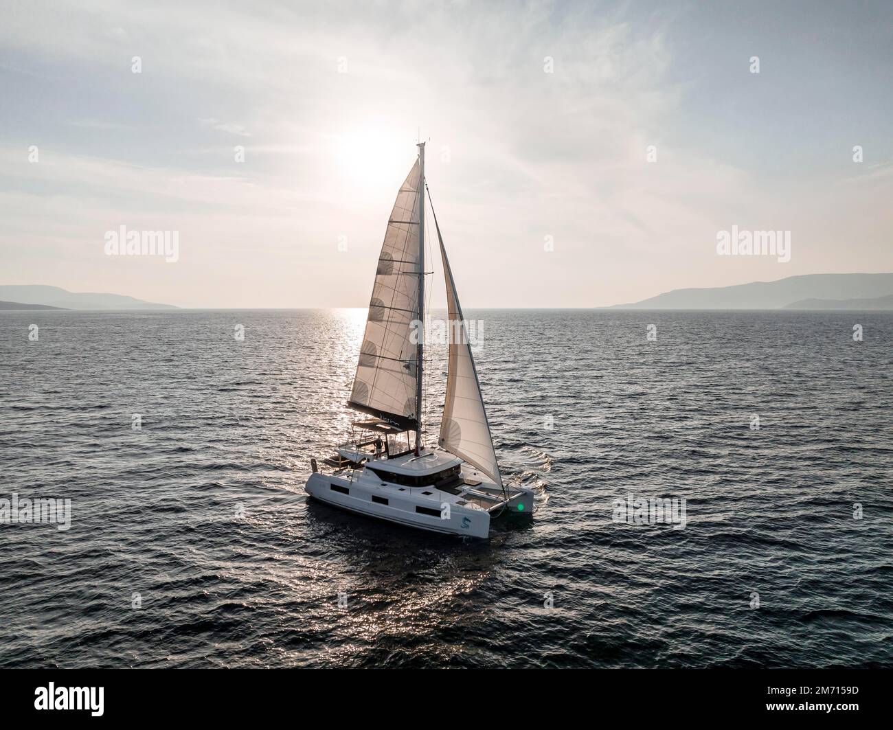 Catamarano a vela, vela sul mare, Mar Egeo meridionale, Grecia Foto Stock