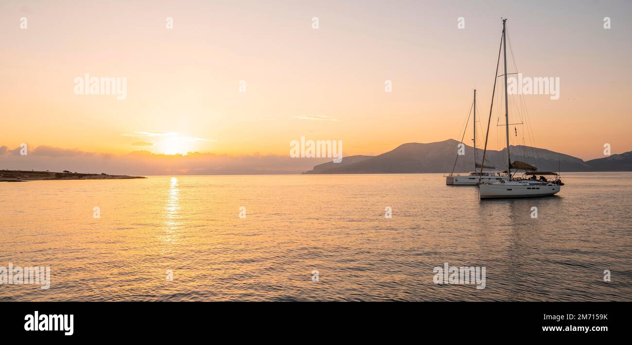 Barche a vela, Tramonto, Egeo meridionale, Grecia Foto Stock