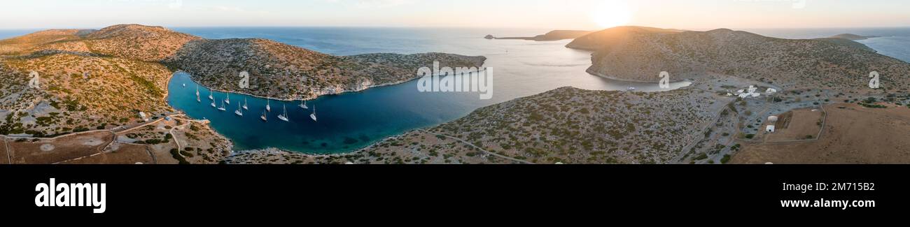 Barche a vela a Levitha Island, Mar Egeo meridionale, Grecia Foto Stock
