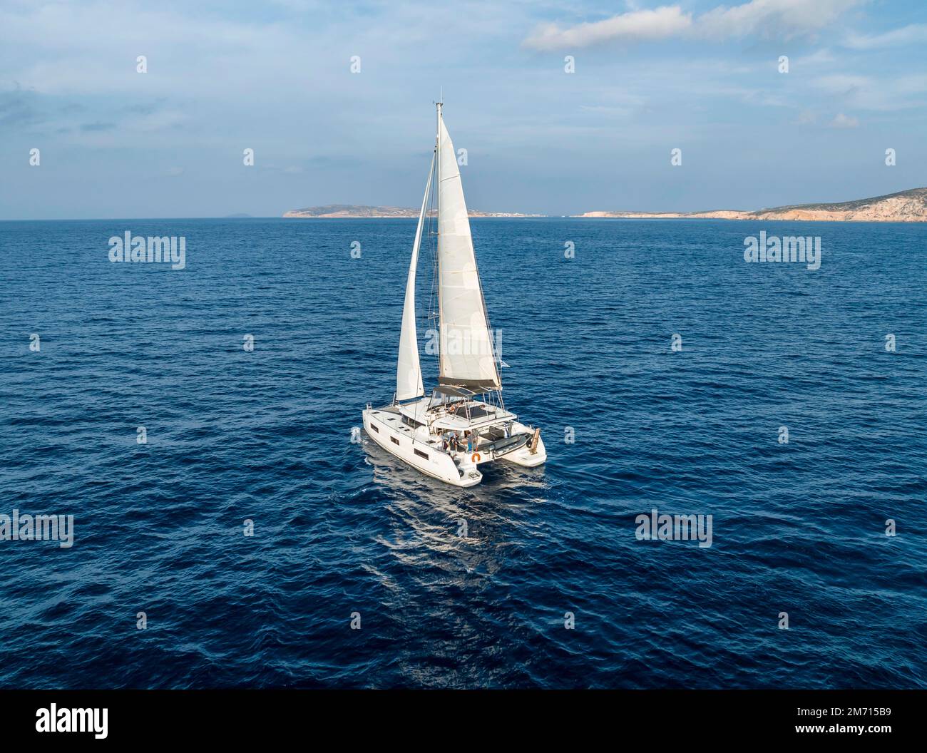 Catamarano a vela, vela sul mare, Mar Egeo meridionale, Grecia Foto Stock