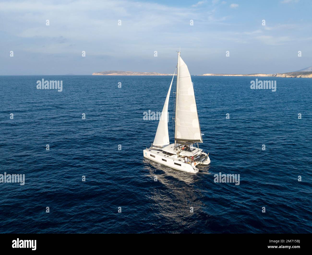 Catamarano a vela, vela sul mare, Mar Egeo meridionale, Grecia Foto Stock