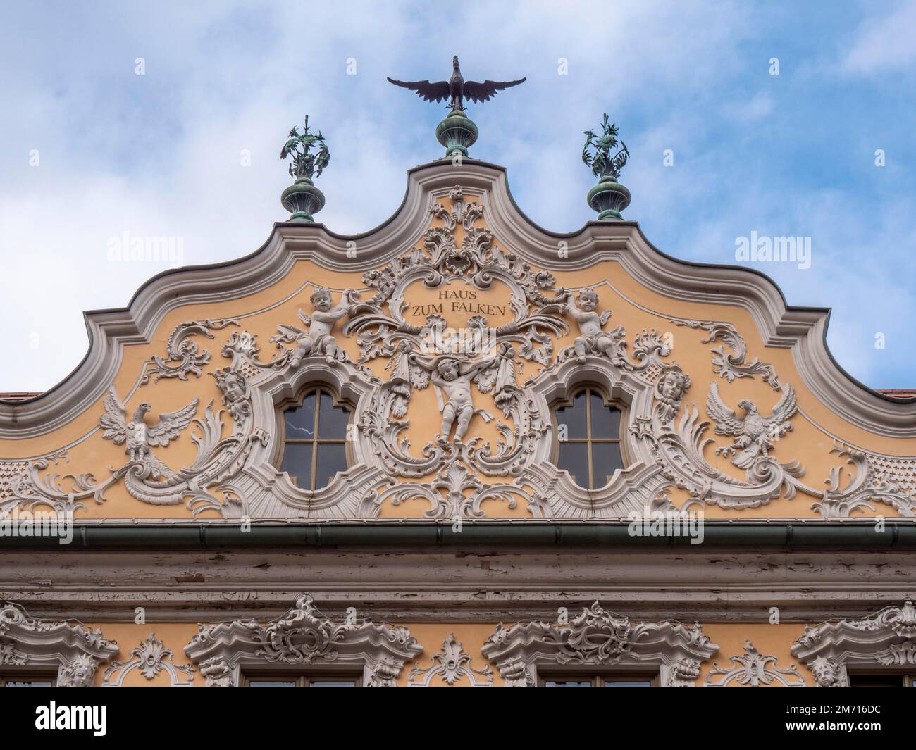 Facciata della Falkenhaus con facciata in stucco in stile rococò nel centro di Wuerzburg, Wuerzburg, bassa Franconia, Baviera, Germania Foto Stock