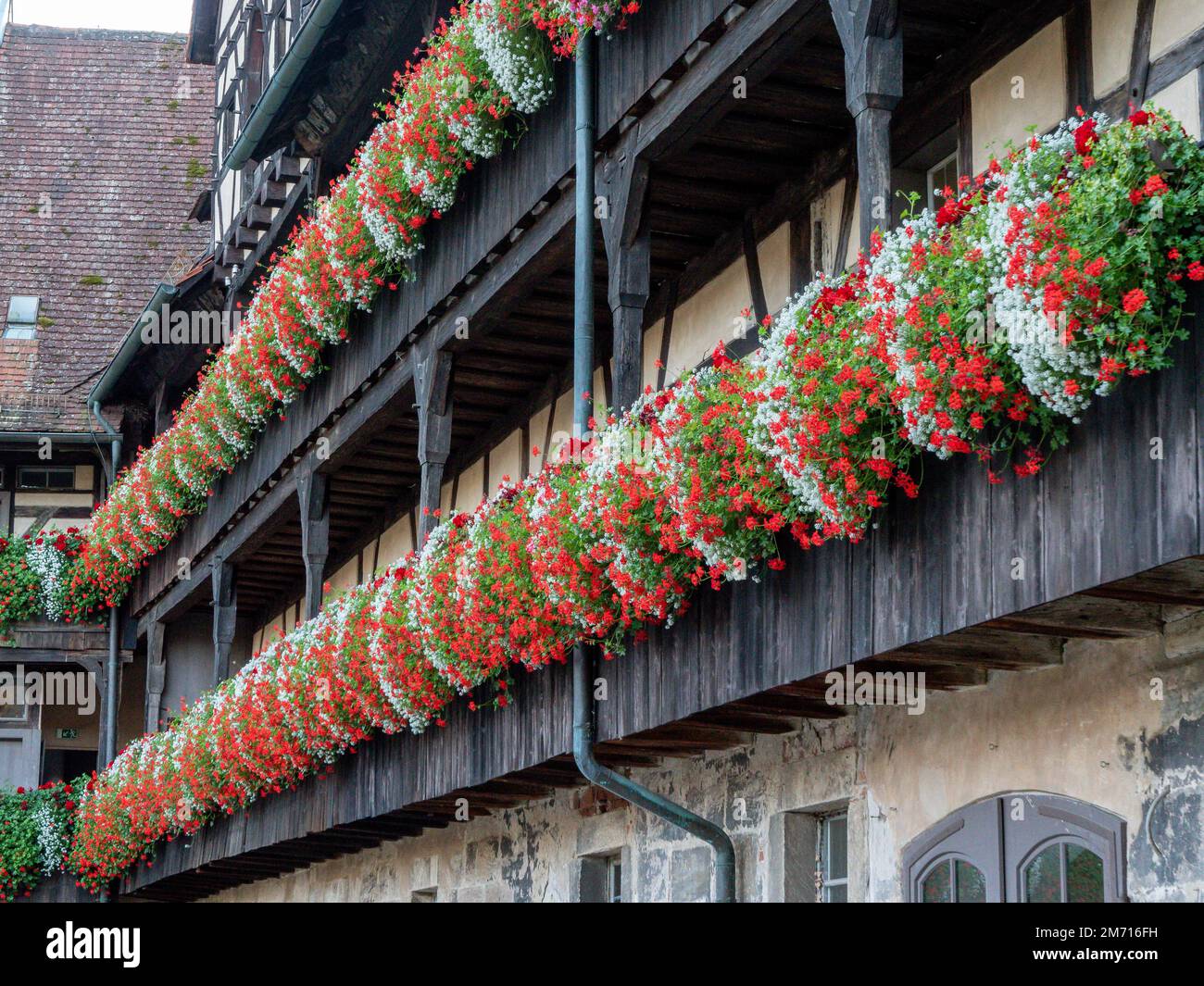 I balconi fioriti del Museo storico dell'Alte Hofhaltung, Bamberga, alta Franconia, Baviera, Germania Foto Stock