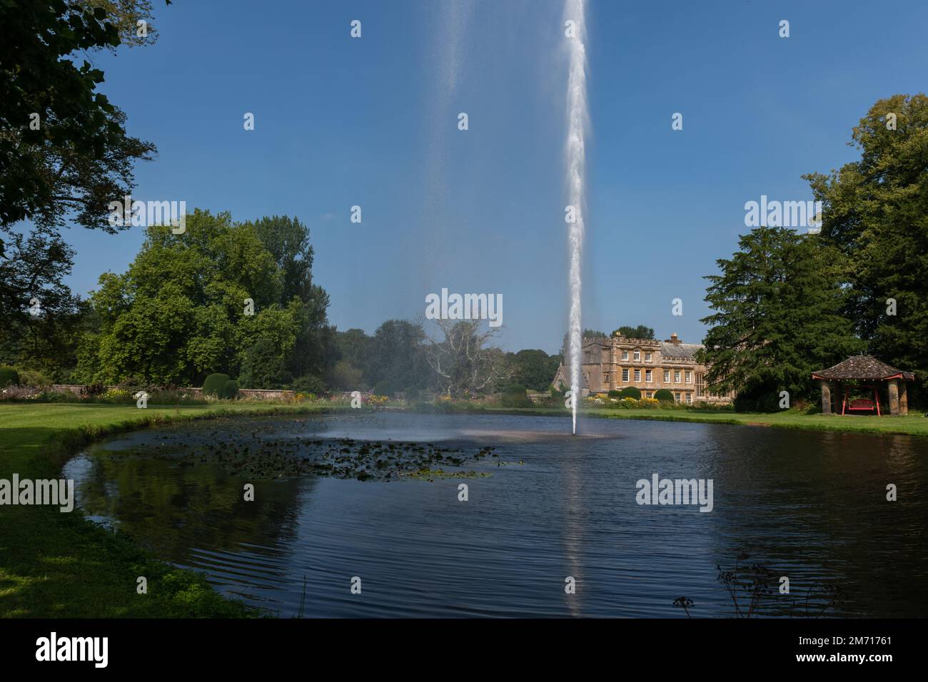 Chard.Somerset.United Kingdom.September 4th 2021.The fontana centenario sta spruzzando acqua nell'aria nel laghetto della Sirenetta a Forde Abbey in Somerset Foto Stock