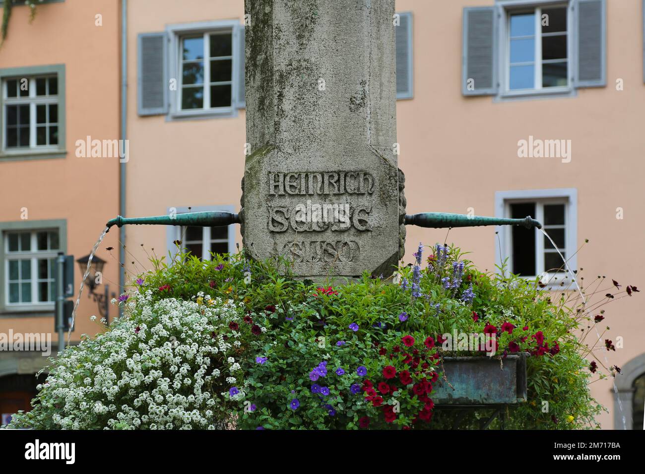 Particolare della fontana Heinrich Seuse sulla piazza del mercato, fontana di acqua potabile, caratteristiche dell'acqua, Ueberlingen sul lago di Costanza Foto Stock