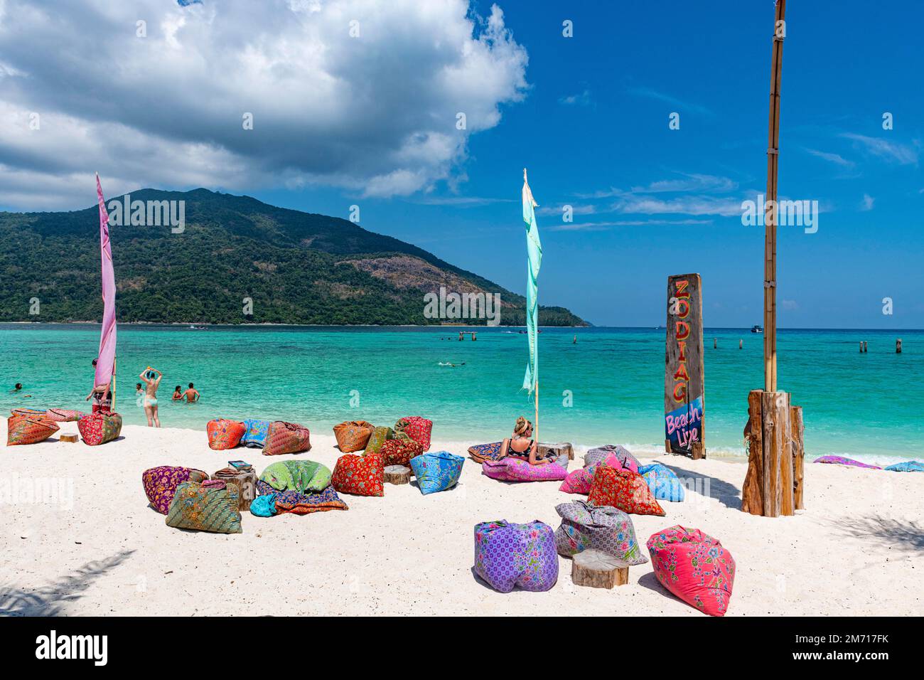 Cuscini per rilassarsi presso la spiaggia all'alba, Koh Lipe, Tarutao National Park, Thailandia Foto Stock