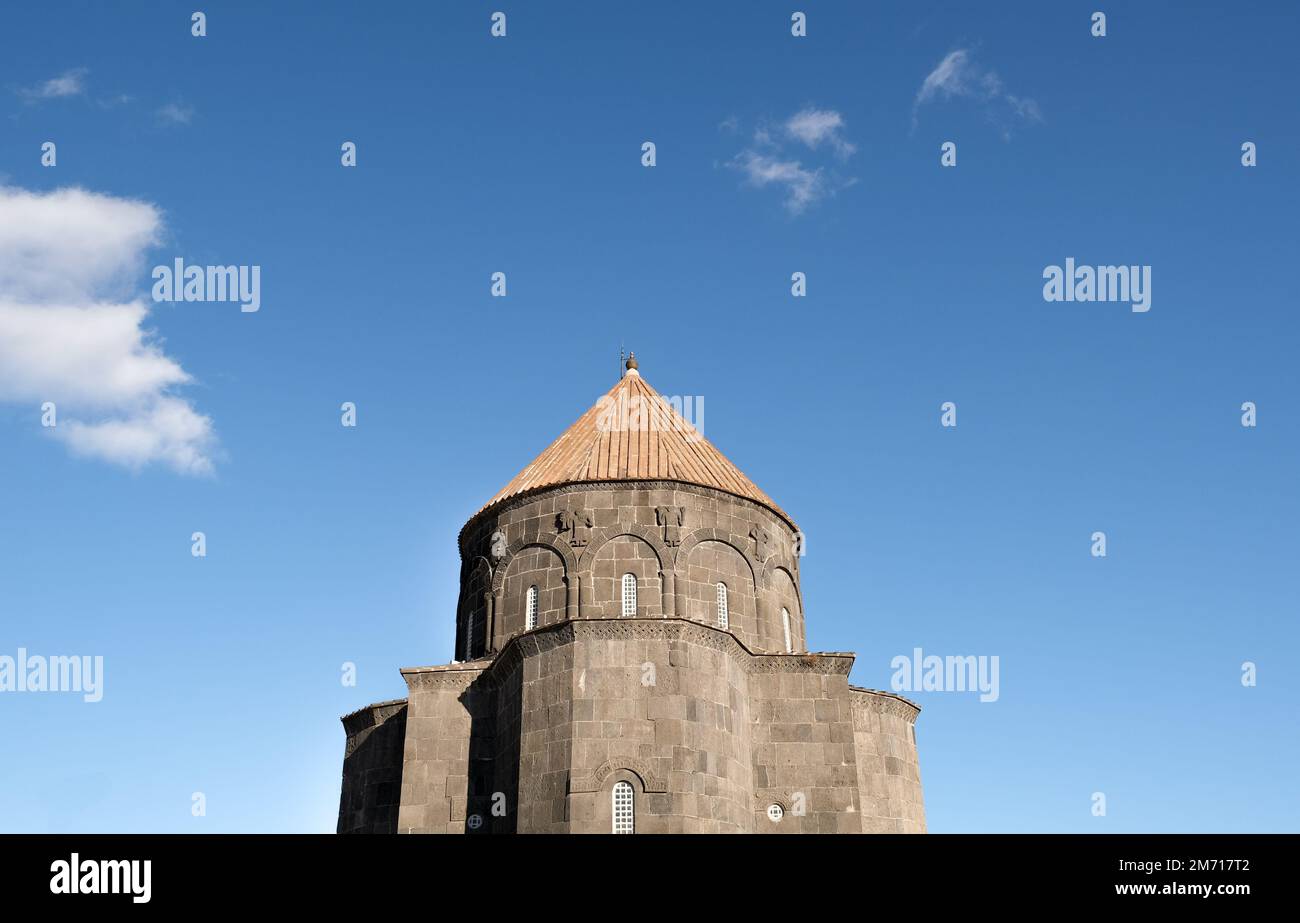 Moschea Kumbet nella città di Kars con sfondo cielo blu. 12 Chiesa degli Apostoli nella città di Kars con sfondo cielo blu. Foto Stock