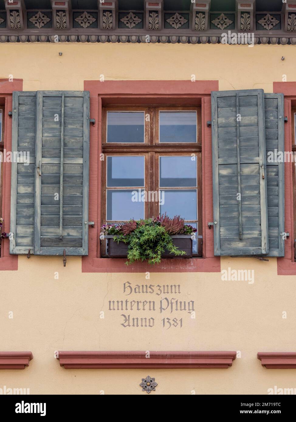 L'antica indicazione del nome della casa visibile sulla facciata dell'edificio annesso come rappresentazione pittorica sotto forma di segni della casa Foto Stock