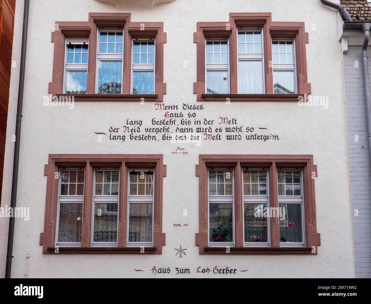 L'antica indicazione del nome della casa visibile sulla facciata dell'edificio annesso come rappresentazione pittorica sotto forma di segni della casa Foto Stock