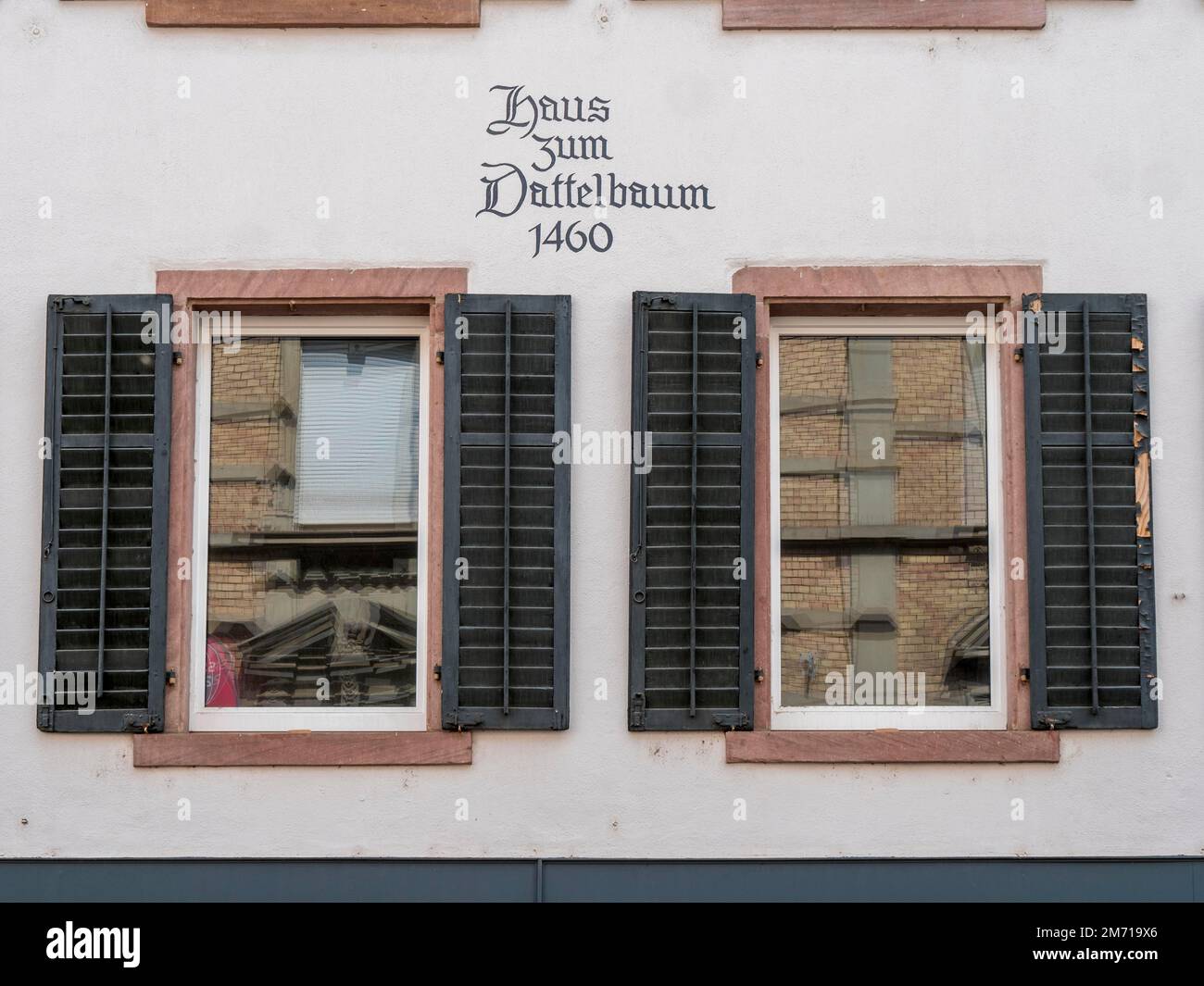 L'antica indicazione del nome della casa visibile sulla facciata dell'edificio annesso come rappresentazione pittorica sotto forma di segni della casa Foto Stock