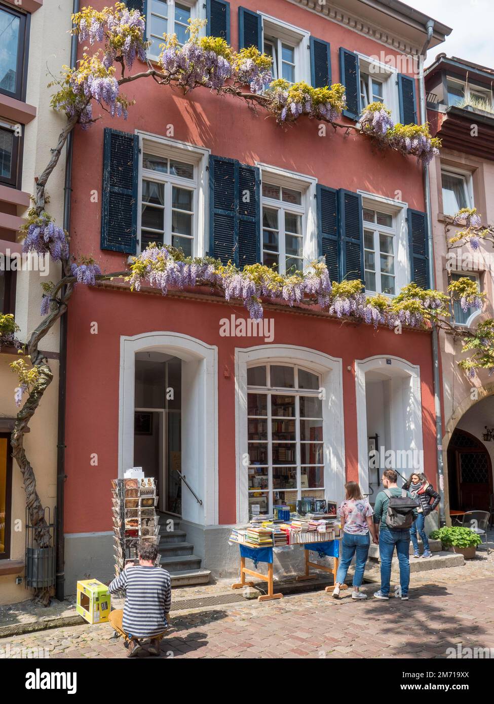 La Konviktstrasse, a fiore di rango, è un'antica strada artigianale della città vecchia, Friburgo in Breisgau, Baden-Wuerttemberg, Germania Foto Stock