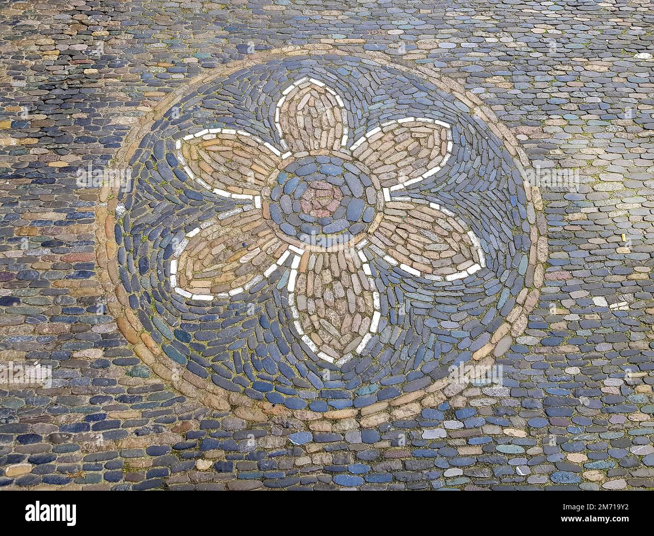 Tipico mosaico sul marciapiede (marciapiede) nel centro della città, Friburgo in Breisgau, Foresta Nera, Baden-Wuerttemberg, Germania Foto Stock