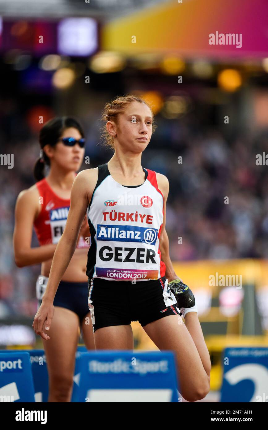 Muhsine Gezer della Turchia si scalda prima di correre nella finale T20 800m nei Campionati mondiali di Para Athletics 2017, London Stadium, UK. Foto Stock