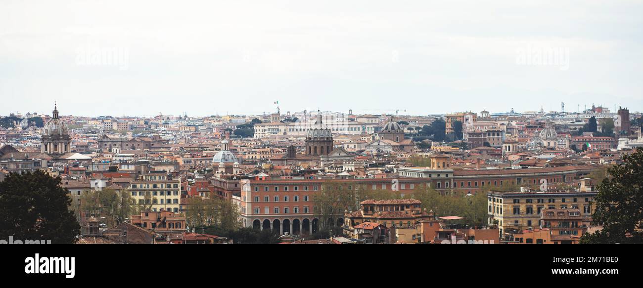 Panorama di Roma, Lazio, Italia, bella vista panoramica e vibrante estate su Roma e Vaticano, con cattedrale, paesaggio urbano e paesaggi oltre la città, Foto Stock