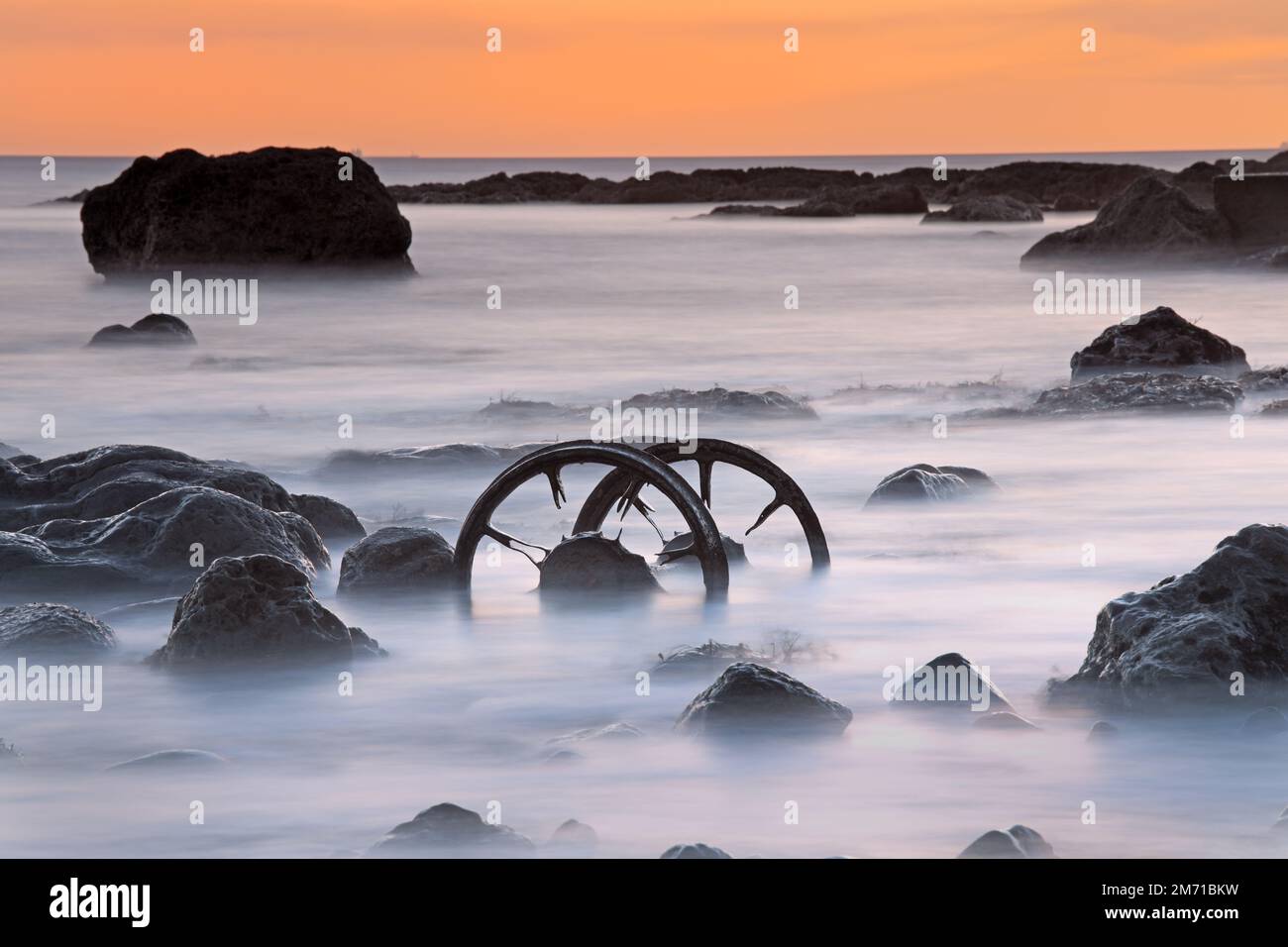 Old chaldron Wagon Wheels sulla Chemical Beach a Sunrise, Durham Heritage Coast, Seaham, County Durham, Regno Unito Foto Stock