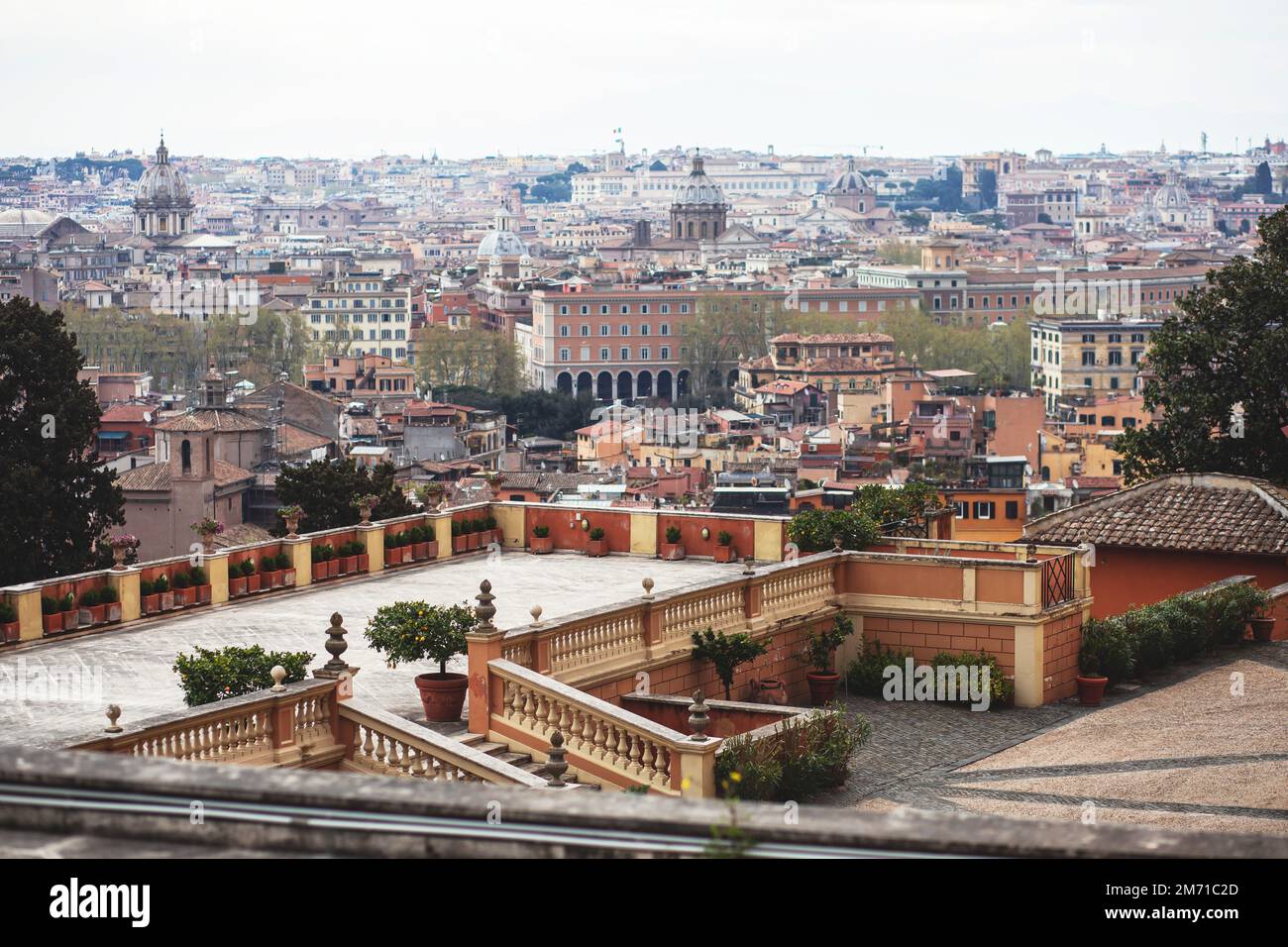 Panorama di Roma, Lazio, Italia, bella vista panoramica e vibrante estate su Roma e Vaticano, con cattedrale, paesaggio urbano e paesaggi oltre la città, Foto Stock