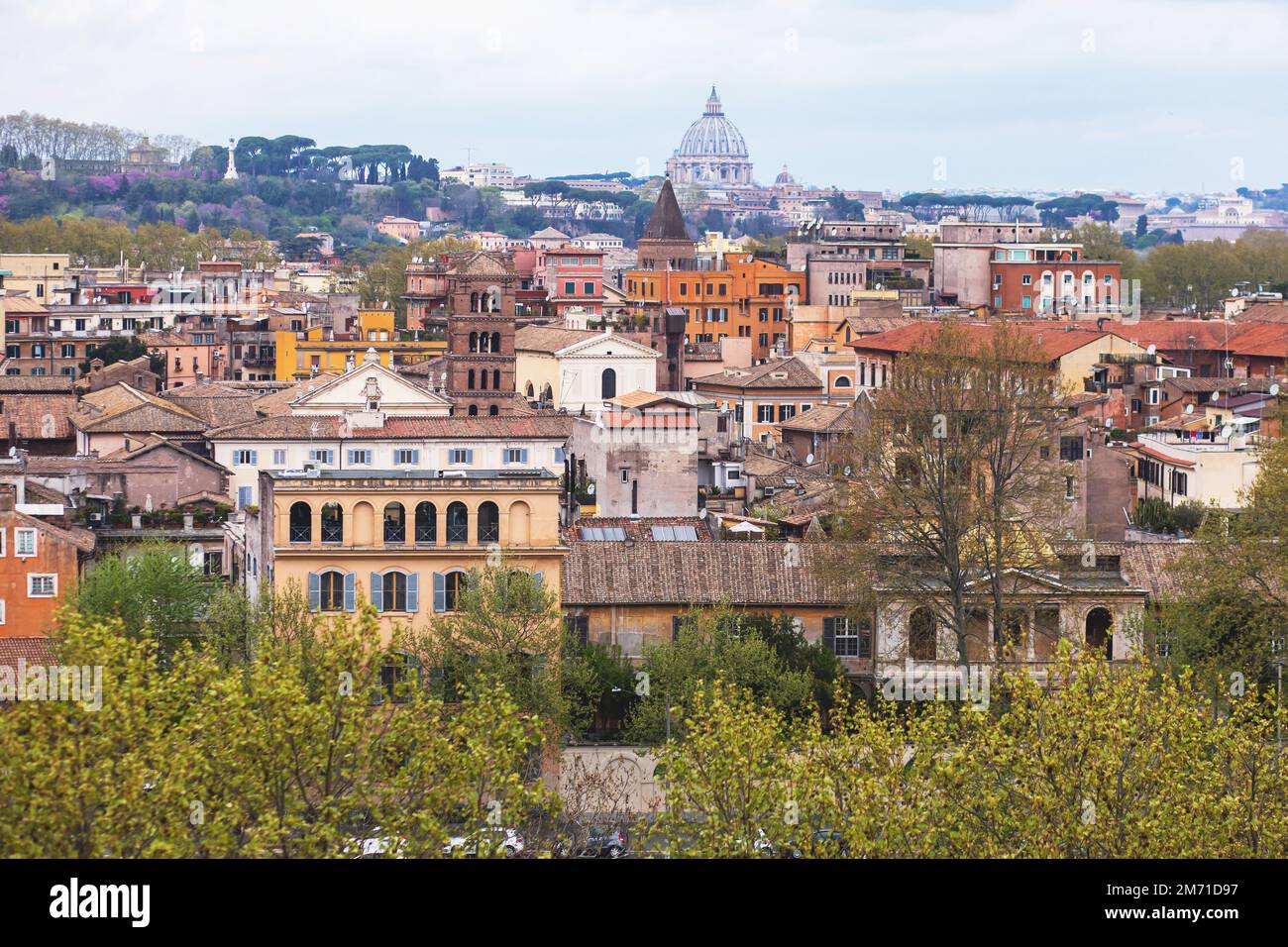 Panorama di Roma, Lazio, Italia, bella vista panoramica e vibrante estate su Roma e Vaticano, con cattedrale, paesaggio urbano e paesaggi oltre la città, Foto Stock