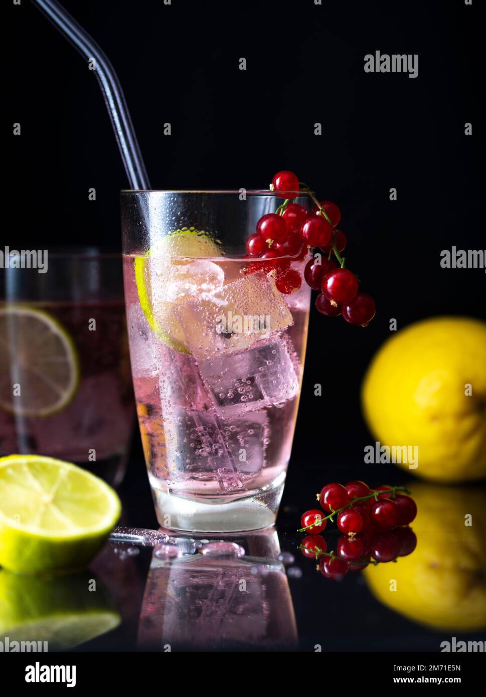 Bevanda rosata con cubetti di ghiaccio, ribes rossi e agrumi Foto Stock