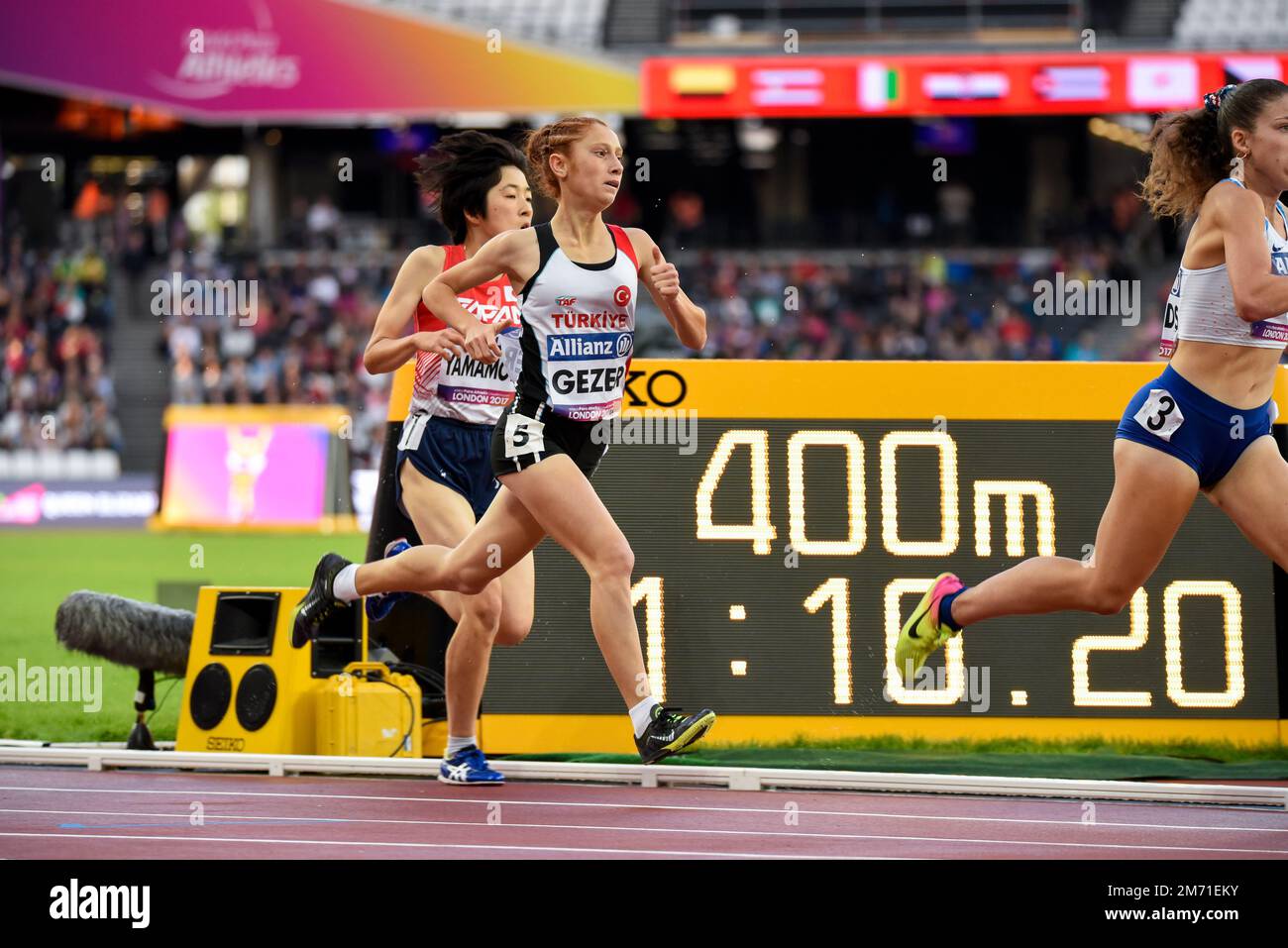 Muhsine Gezer della Turchia gareggia nella finale T20 800m nel Campionato Mondiale di Para Athletics 2017 London Stadium, UK. Atleta turco para Foto Stock