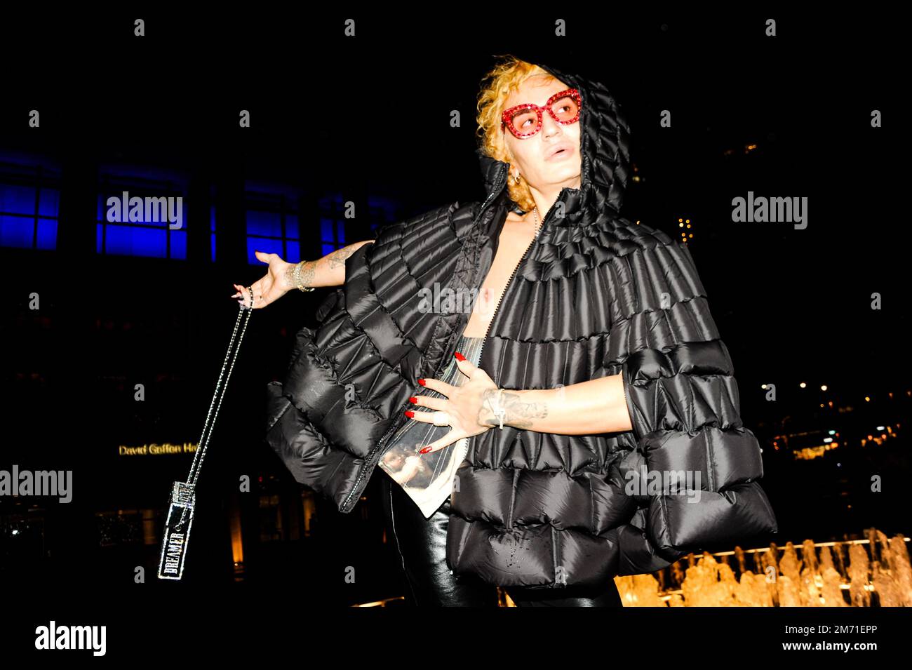 LGBTQIA+ attivista, influencer e model Elton Ilirjani alla Met OPERA per la Traviata, 5 gennaio 2023 Foto Stock