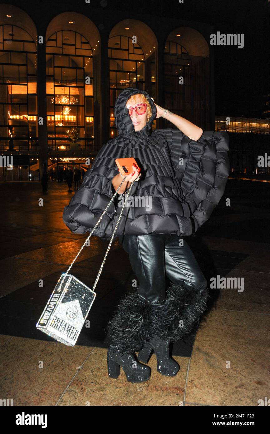LGBTQIA+ attivista, influencer e model Elton Ilirjani alla Met OPERA per la Traviata, 5 gennaio 2023 Foto Stock