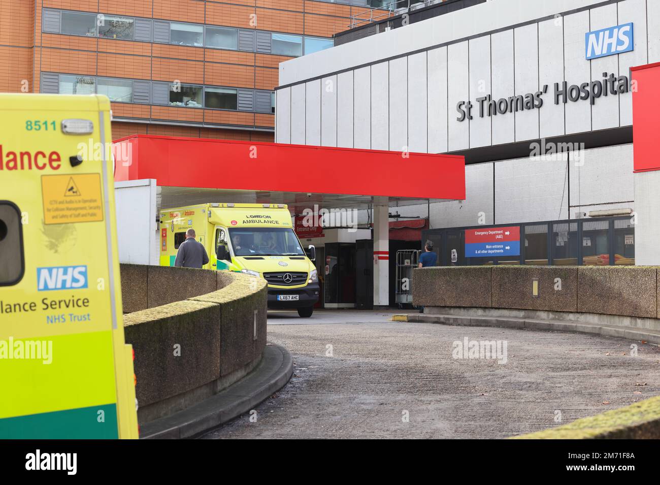 Amulance al di fuori del St Thomas' Hospital, come ulteriori scioperi per gennaio sono annunciati, Londra, Regno Unito Foto Stock