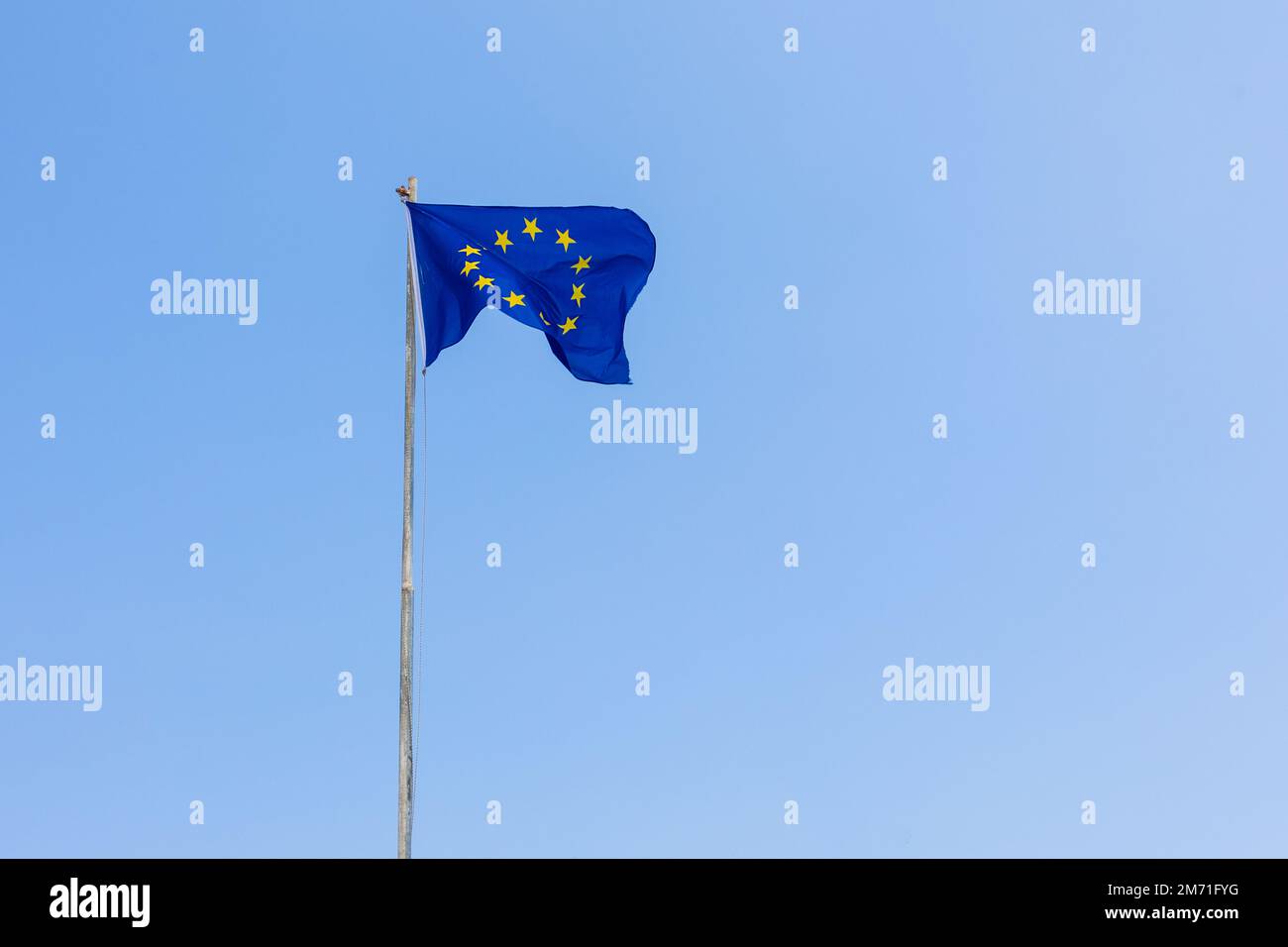 La bandiera dell'Unione europea batte su sfondo azzurro. Banner, inserire il testo. Foto di alta qualità Foto Stock