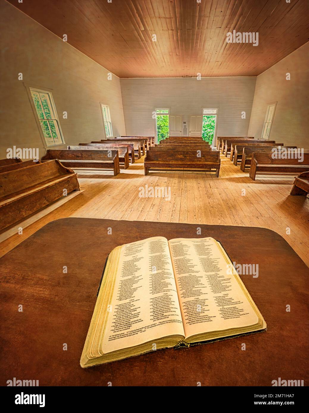 Un'immagine verticale di un piano pulpito con una Bibbia aperta seduta su di esso, con il resto di un vuoto scudiero pioniere sullo sfondo. Foto Stock
