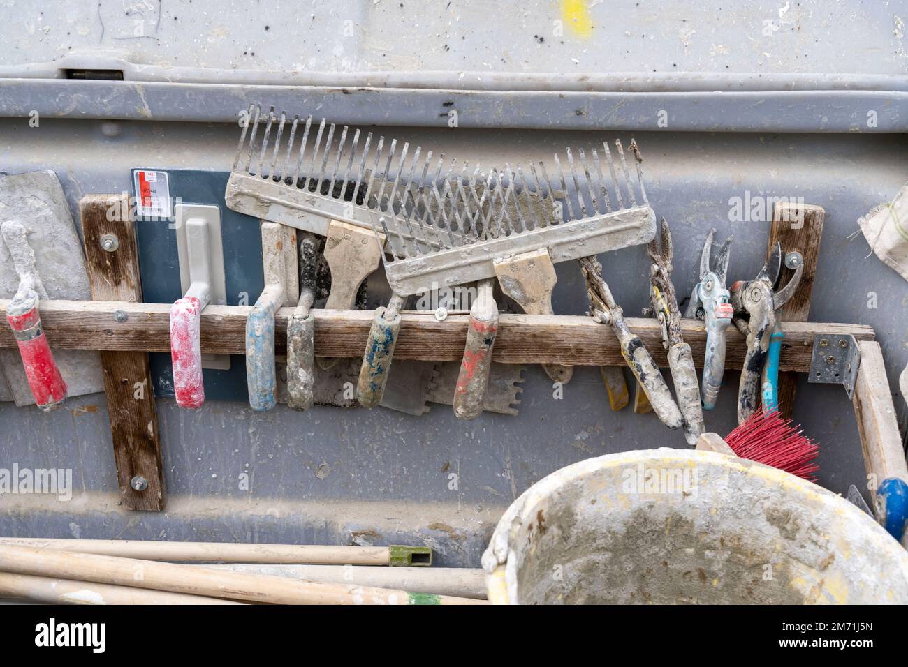Cassetta degli attrezzi di artigiani, intonaci, muratori, cartongesso, su  un cantiere Foto stock - Alamy