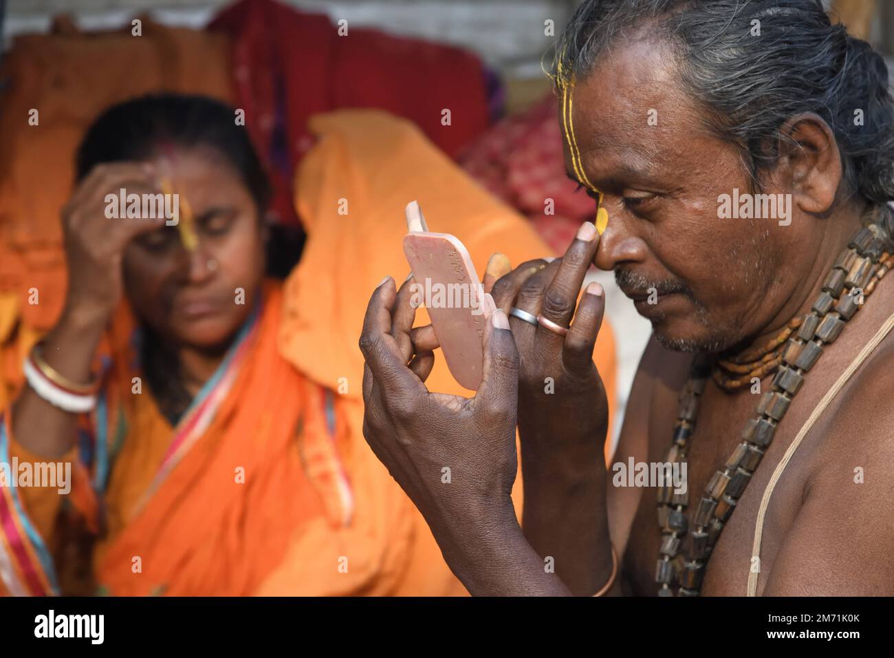 06 gennaio 2023, Kolkata, India. Pellegrini provenienti da tutto il paese sono iniziati a venire, Al campo di transito di Gangasagar Mela sulla strada per il festival indù annuale al Gangasagar che si trova a 120 km da Kolkata per fare un tuffo alla confluenza all'isola di Sagar del fiume Ganges e la baia del Bengala, In occasione del Makar Sankranti festeggia il sabato 14 gennaio 2023. Il 6 gennaio 2023, a Kolkata City, India. (Credit Image: © Biswarup Gangully/eyepix via ZUMA Press Wire) Credit: ZUMA Press, Inc./Alamy Live News Foto Stock