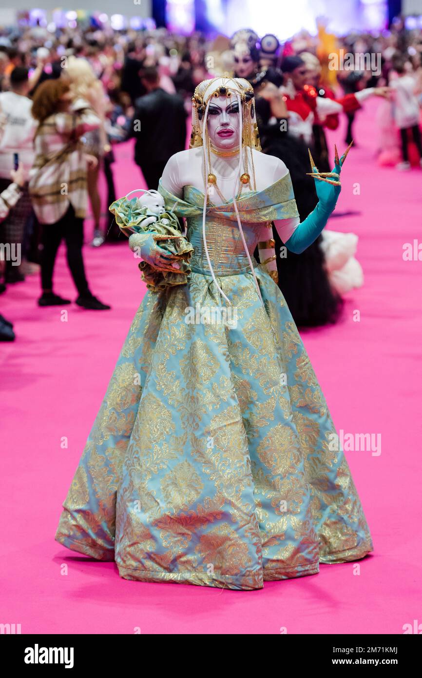 Londra, Regno Unito. 06th Jan, 2023. LONDRA, REGNO UNITO - 06 GENNAIO 2023: Una regina di trascinamento partecipa al Queen's Walk durante l'apertura del DragCon UK 2023 di RuPaul's, presentato da World of Wonder all'Excel London dal 6-8 gennaio a Londra, Regno Unito il 06 gennaio 2023. (Foto di Wiktor Szymanowicz/NurPhoto) Credit: NurPhoto SRL/Alamy Live News Foto Stock