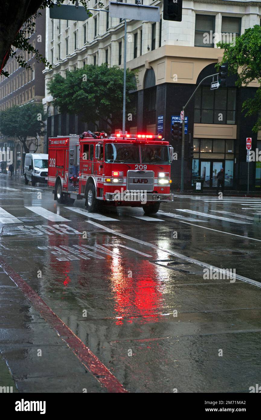 L.A. Veicolo del reparto antincendio che risponde a un'emergenza in una giornata piovosa nel centro di Los Angeles, California Foto Stock
