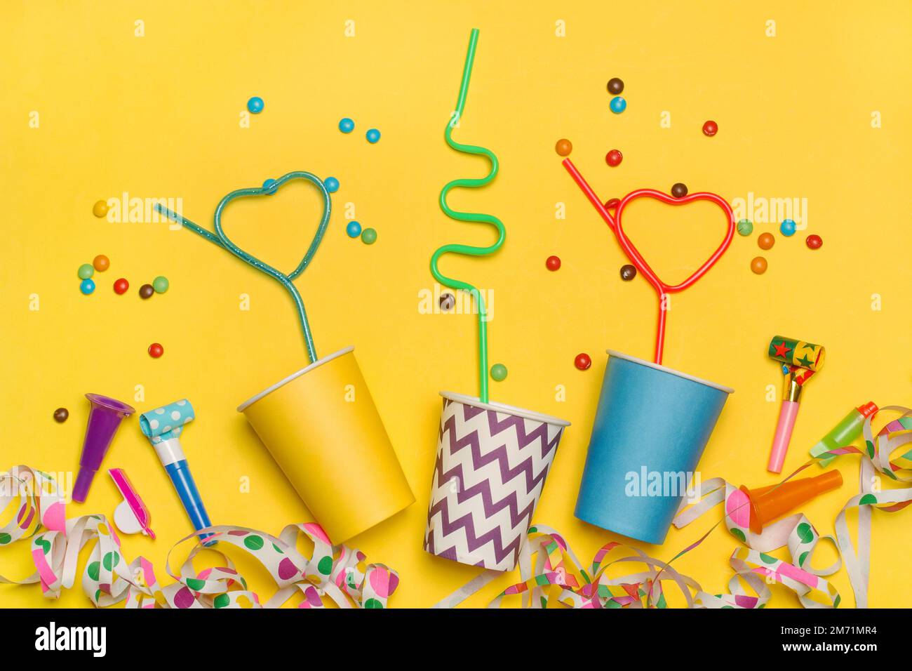 Biglietto d'auguri con vasetti monouso colorati con cannucce su sfondo giallo con spazio per le copie Foto Stock