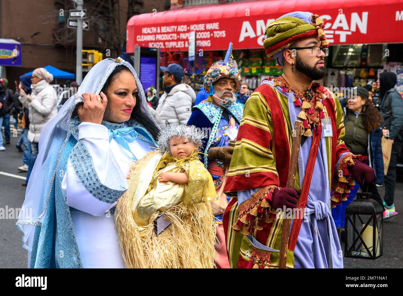 New York, Stati Uniti. 6th Jan, 2023. I partecipanti vestiti come la Vergine Maria, Giuseppe e Melchior de Wise Man camminano per le strade di East Harlem durante la 46th° Parata annuale dei tre Re organizzata da El Museo del Barrio. La tradizionale celebrazione spagnola si è tenuta di persona per la prima volta dall'inizio della pandemia del coronavirus (COVID-19). Il tema di quest'anno è stato: 'Entre Familia: Salute mentale e benessere delle nostre comunità', concentrandosi sull'importanza della salute mentale e del benessere. Credit: Enrique Shore/Alamy Live News Foto Stock