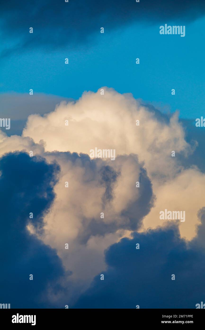 Cumulus nuvole contro un cielo blu Foto Stock