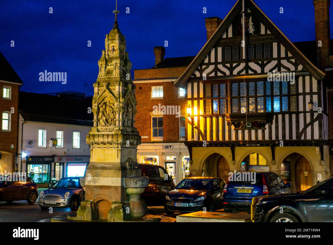 Piazza della città con fontana ornata al crepuscolo in Saffron Walden Foto Stock