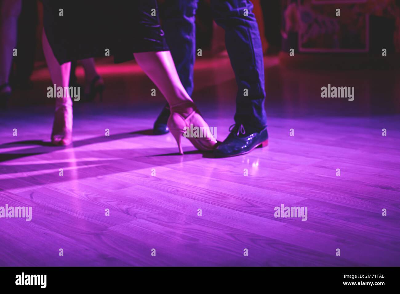 Scarpe da ballo di una coppia, coppie che ballano tradizionale milonga di  ballo argentino latino nella sala da ballo, lezione di salsa di tango  bachata kizomba, festival o Foto stock - Alamy