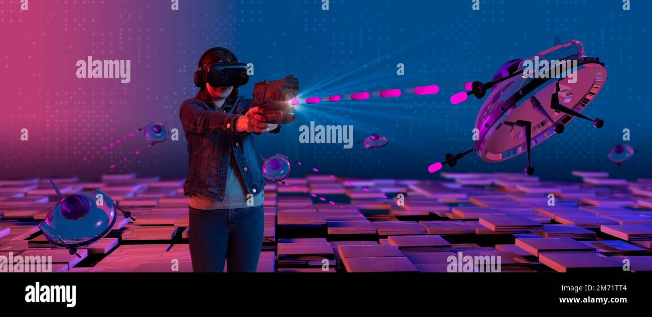 Giovane donna latina sorridente con occhiali per realtà virtuale in piedi con le braccia tirate fuori tiro con la sua pistola giocattolo di plastica alle astronavi illuminati Foto Stock