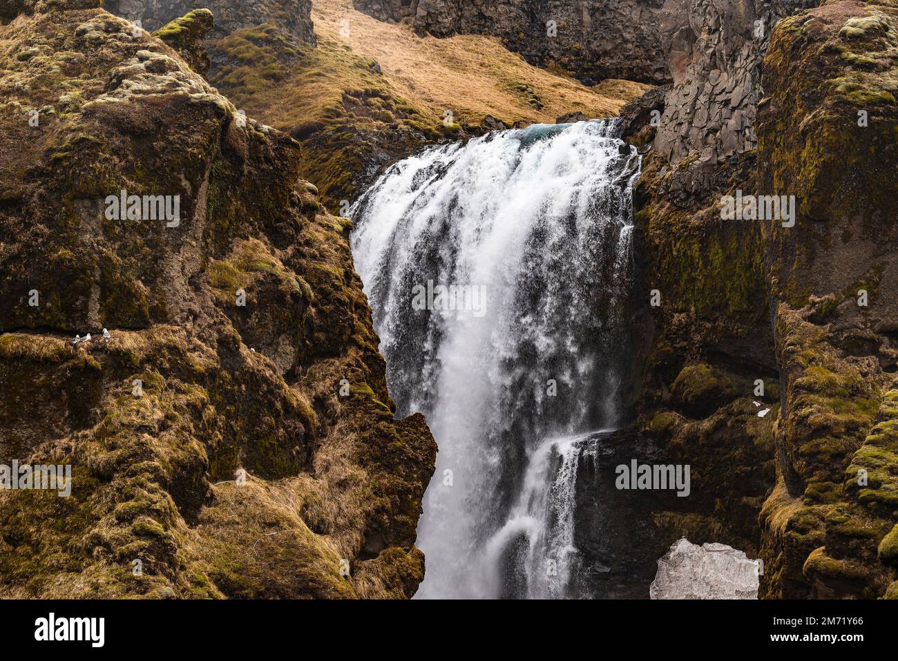 Primo piano della potente cascata della cascata di Skálabrekkufoss nel suo canyon nascosto, il sentiero escursionistico di Laugavegur, Islanda Foto Stock