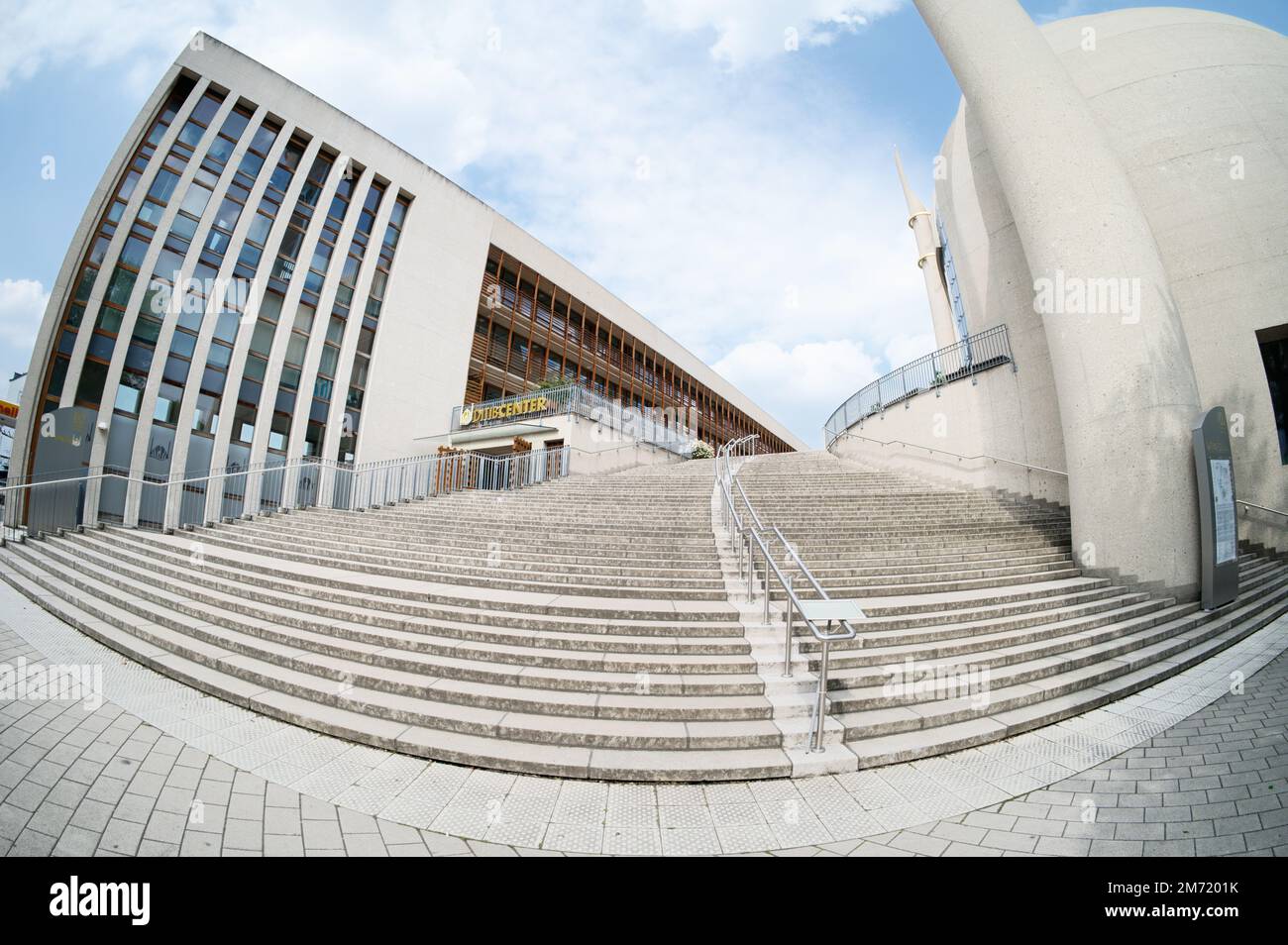 Colonia, Germania Aprile 05 2022: Scalinata per la moschea centrale di colonia e il centro della ditib Foto Stock