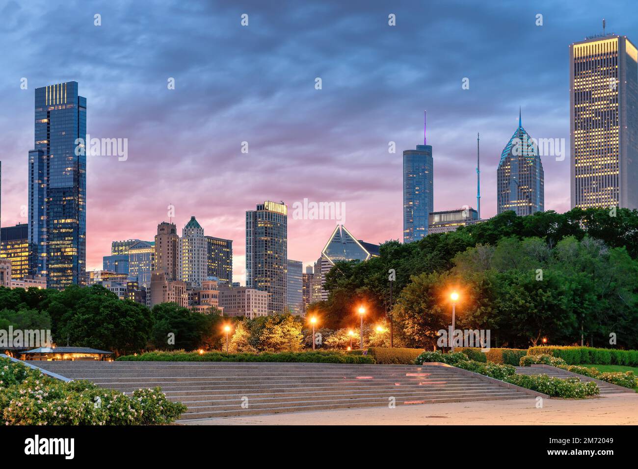 Skyline di Chicago al tramonto a Grant Park, Chicago, Illinois Foto Stock