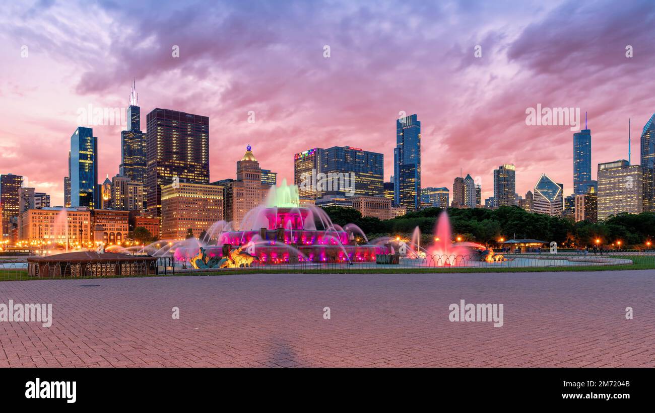 Splendida vista della città di Chicago e della fontana di Buckingham al tramonto a Grant Park, Chicago, Illinois Foto Stock