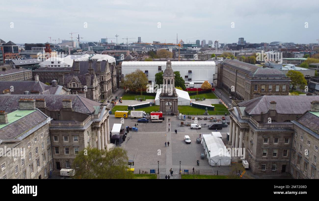 Trinity College di Dublino dall'alto - vista aerea - DUBLINO, IRLANDA - 20 APRILE 2022 Foto Stock