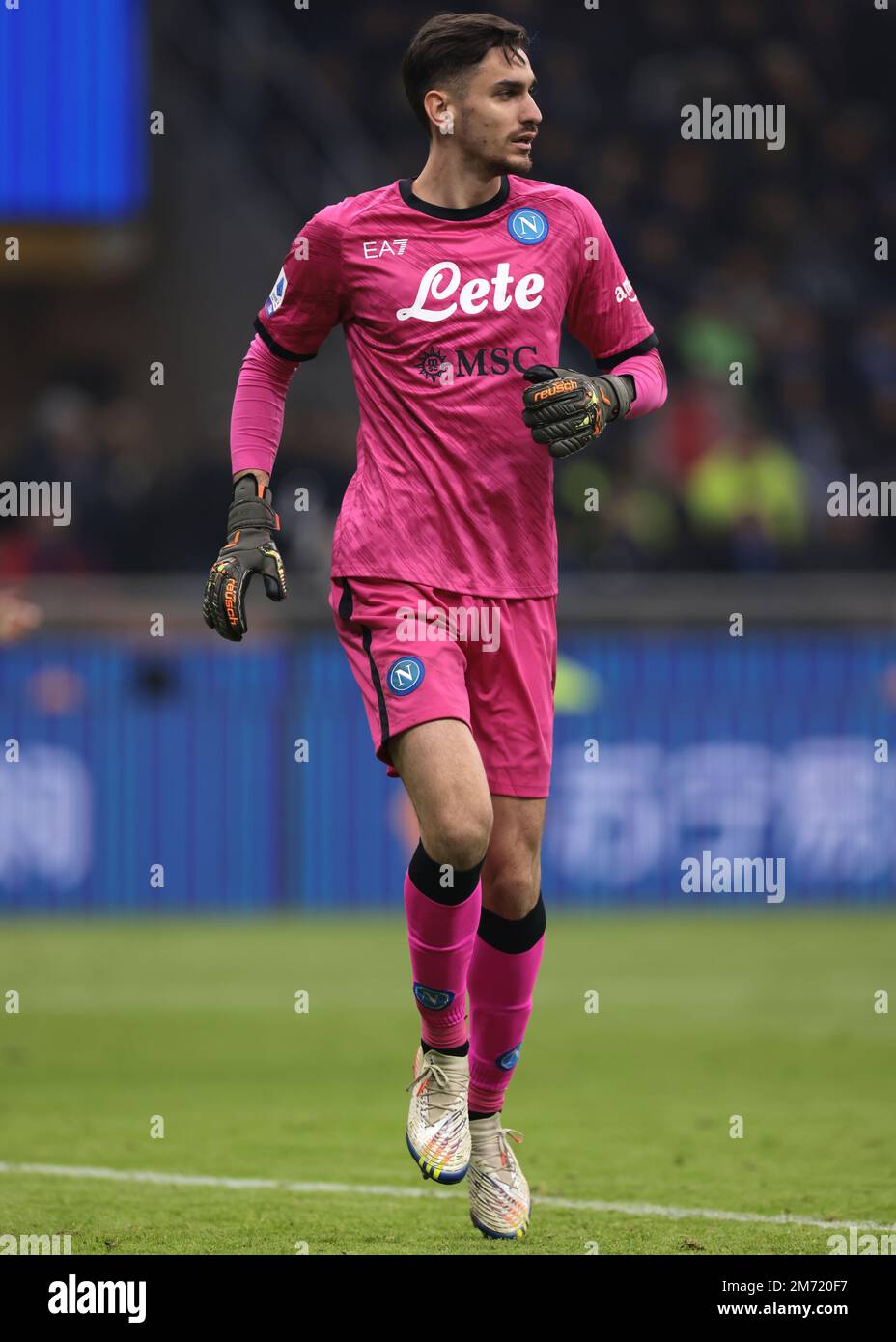Milano, Italia, 4th gennaio 2023. Alex Meret della SSC Napoli reagisce durante la Serie A alla partita di Giuseppe Meazza a Milano. L'immagine di credito dovrebbe essere: Jonathan Moskrop / Sportimage Foto Stock