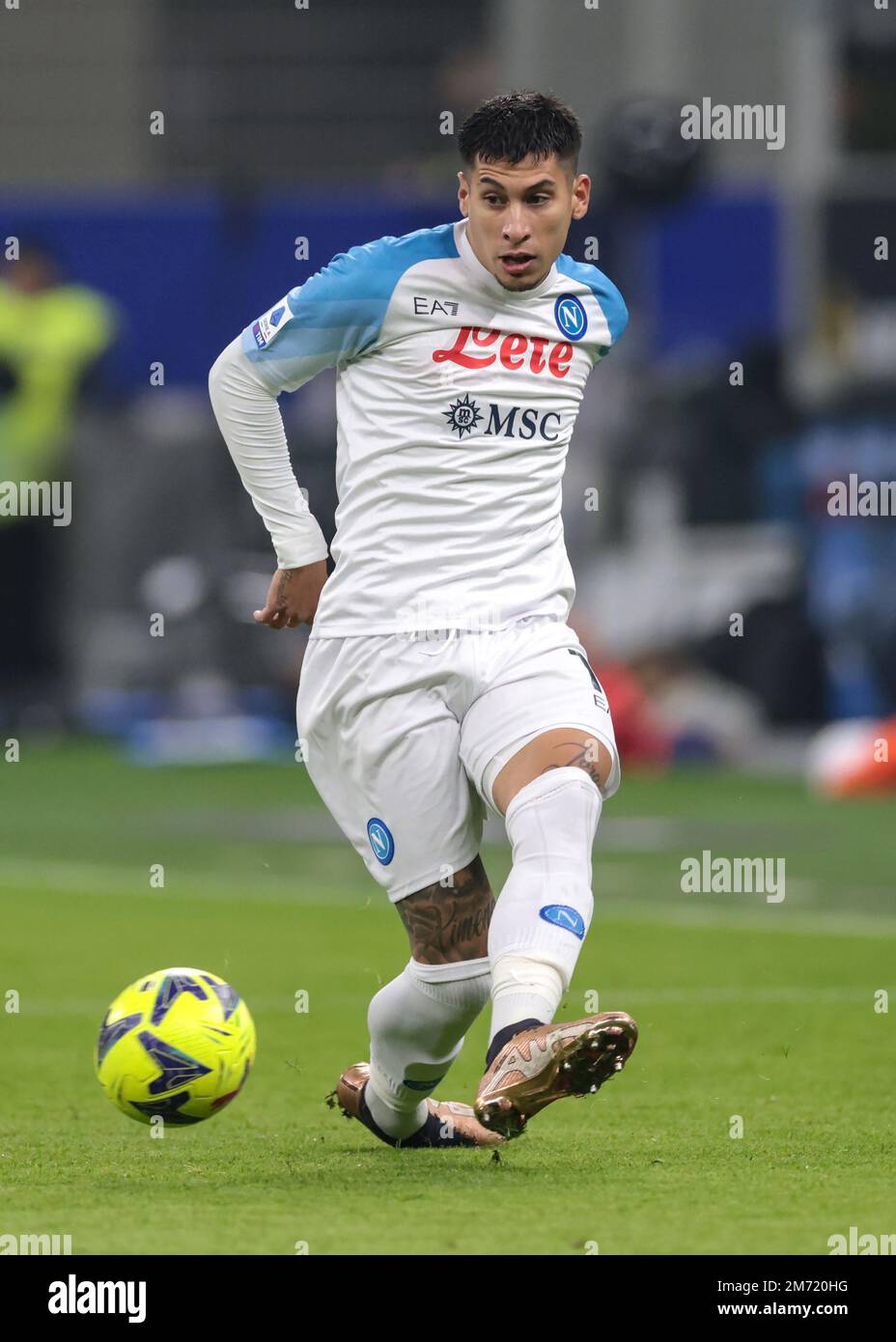 Milano, Italia, 4th gennaio 2023. Mathias Olivera della SSC Napoli durante la Serie A match a Giuseppe Meazza, Milano. L'immagine di credito dovrebbe essere: Jonathan Moskrop / Sportimage Foto Stock