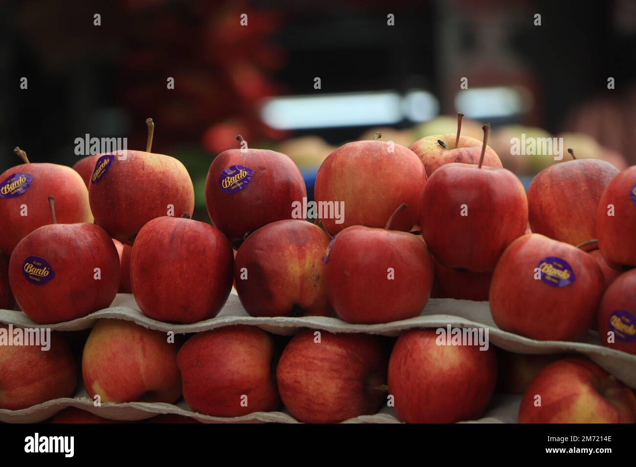 Yummy pila di mele in un mercato in stallo Foto Stock