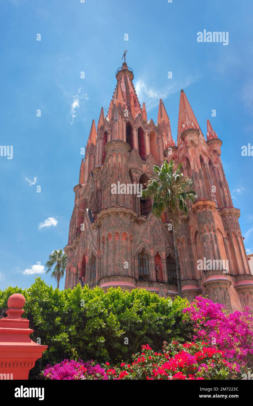 antico edificio religioso di san miguel de allende, tempio cattolico durante il giorno, punto di riferimento, nessuna gente Foto Stock