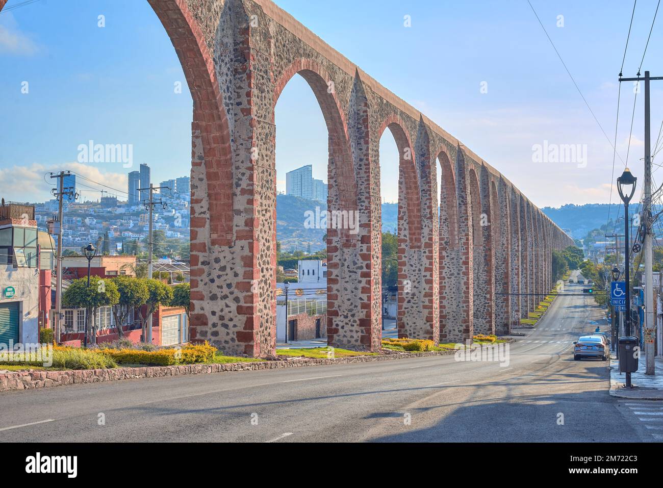 Santiago de Queretaro, Queretaro, Messico, 06 19 22, Vista delle strade di Querétaro con gli archi al centro durante una mattinata estiva, senza peopl Foto Stock