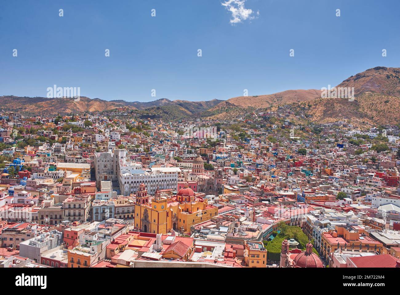 Fotografia aerea della città di Guanajuato durante il giorno con un cielo limpido, nessuna gente Foto Stock